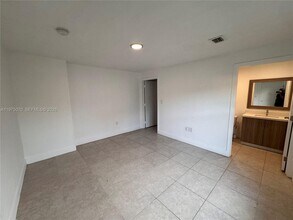 605 NW 3rd Ave in Hallandale Beach, FL - Foto de edificio - Building Photo