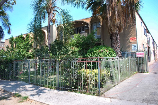 Rayen Apartments in Panorama City, CA - Foto de edificio - Building Photo