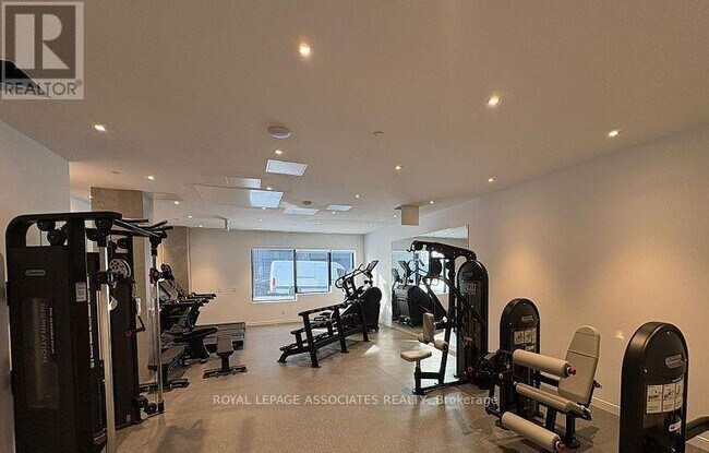 7439 Kingston Rd in Toronto, ON - Building Photo - Building Photo