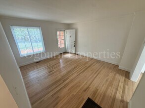 2628 Greenbrier Rd in Winston-Salem, NC - Building Photo - Building Photo