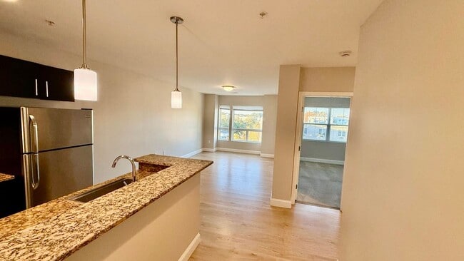 75 N MAIN LLC in Attleboro, MA - Foto de edificio - Interior Photo
