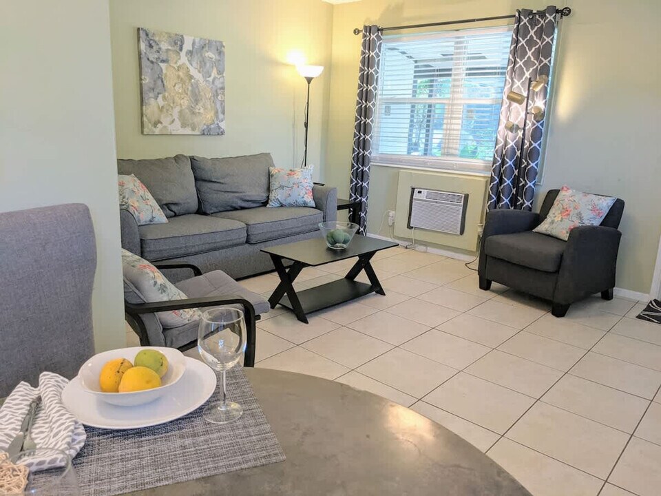 2225 NE 14th Ave in Wilton Manors, FL - Foto de edificio