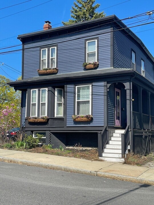 198 Byron St in Boston, MA - Building Photo