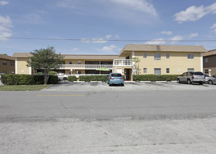 305 SE 9th Ave in Pompano Beach, FL - Building Photo - Building Photo