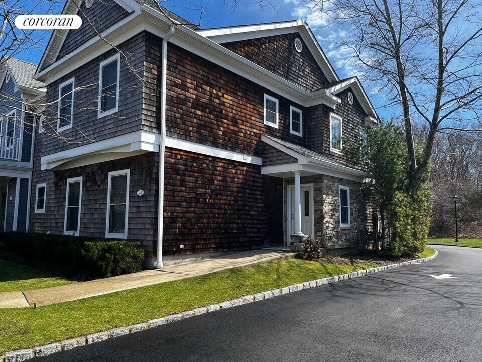 44 Andrew Ct in Southampton, NY - Building Photo