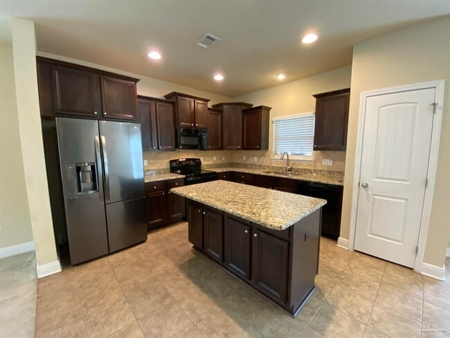 2486 Redford Dr in Gonzalez, FL - Building Photo - Building Photo