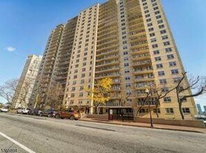 6600 JFK Blvd E in West New York, NJ - Building Photo - Building Photo