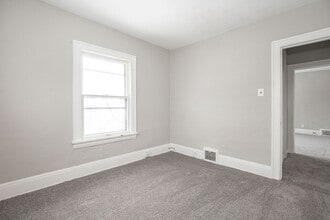 8505 Garfield Blvd in Garfield Heights, OH - Foto de edificio - Building Photo