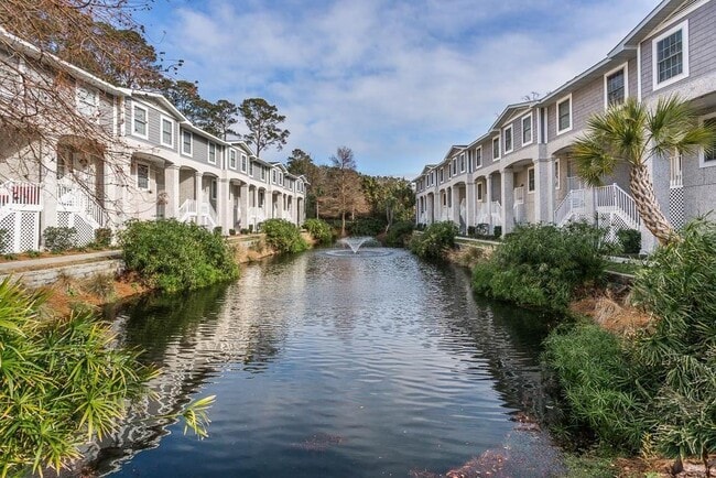 200 Salt Air Dr in St. Simons Island, GA - Building Photo - Building Photo