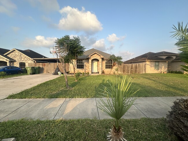 6712 Pino Azul Dr in Brownsville, TX - Building Photo - Building Photo