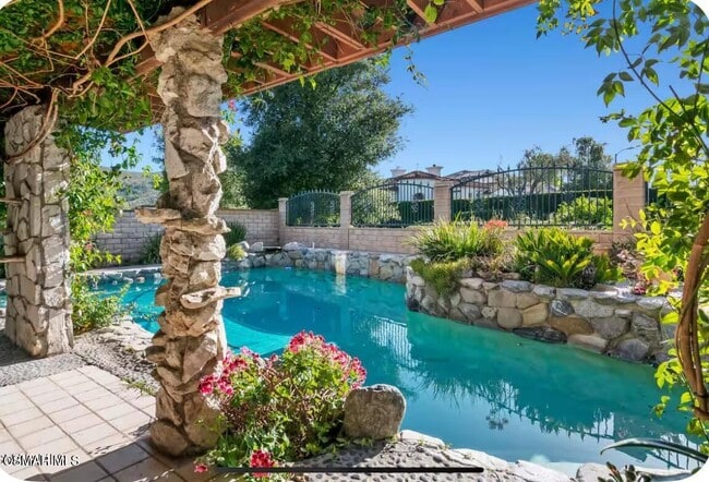 379 S Greenway Ave in Thousand Oaks, CA - Building Photo - Building Photo