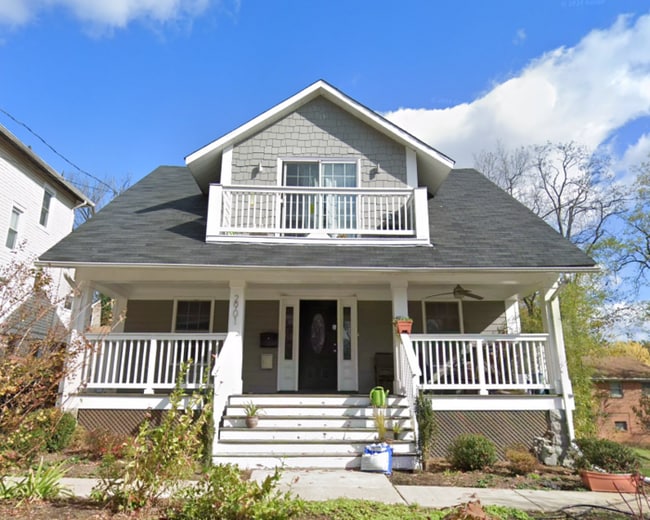 property at 2901 King Pl NE