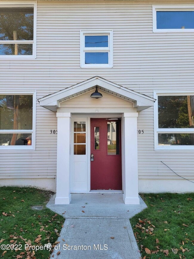 303 E Drinker St in Dunmore, PA - Building Photo - Building Photo