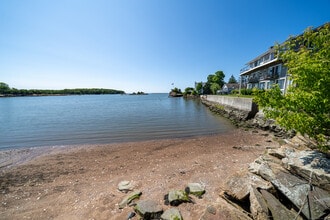 198 Shore Dr in Branford, CT - Building Photo - Building Photo