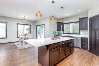 122 Cathy Jean Ct in Waterloo, IA - Building Photo - Building Photo