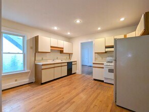 17 Howe St in Somerville, MA - Building Photo - Building Photo