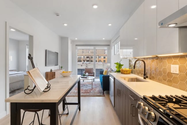 property at 948 W Sunnyside Ave