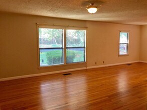 124 E Holland St in San Marcos, TX - Building Photo - Building Photo