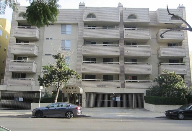 10960 Ashton Ave in Los Angeles, CA - Building Photo - Building Photo