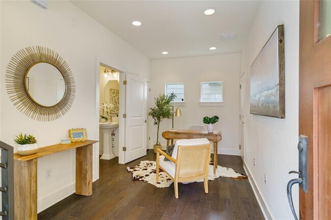 2708 Halcyon Dr in Austin, TX - Building Photo - Building Photo