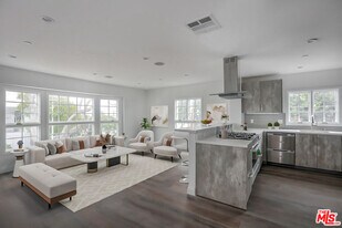 1105 Alta Loma Rd in West Hollywood, CA - Building Photo