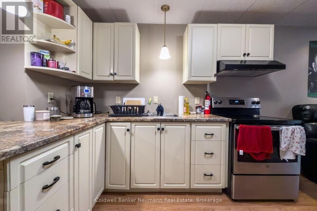 19 Peachtree Crescent in Guelph, ON - Building Photo - Building Photo