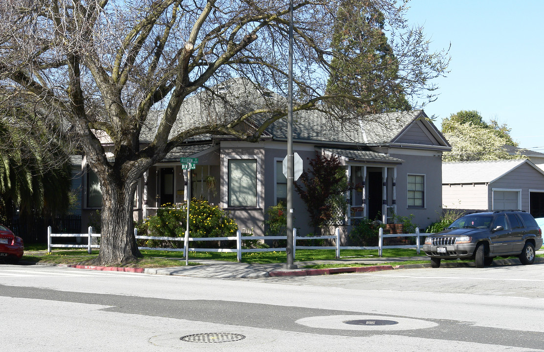 702 Brewster Ave in Redwood City, CA - Foto de edificio