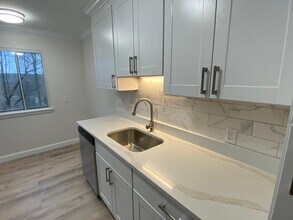 90 Heritage Vlg in Southbury, CT - Building Photo - Building Photo