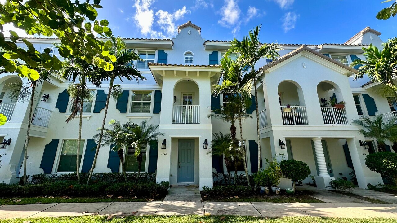 1546 Vía Alferi in Boynton Beach, FL - Foto de edificio