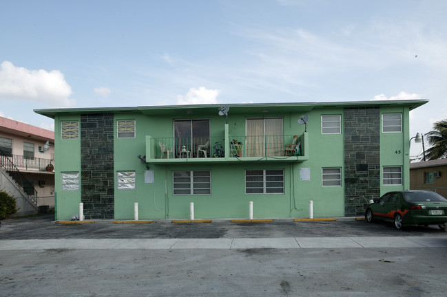 45 W 22nd St in Hialeah, FL - Foto de edificio - Building Photo