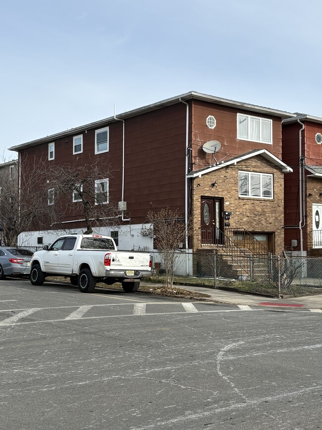 600 Bergen St, Unit #2 in Harrison, NJ - Foto de edificio - Building Photo