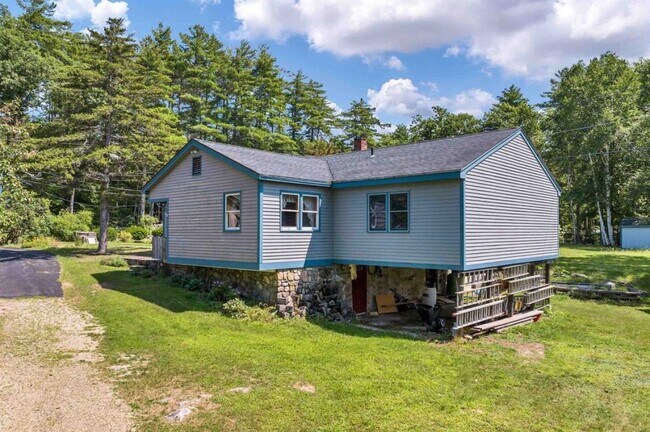 7 Roberts Cove Rd in Alton, NH - Building Photo - Building Photo