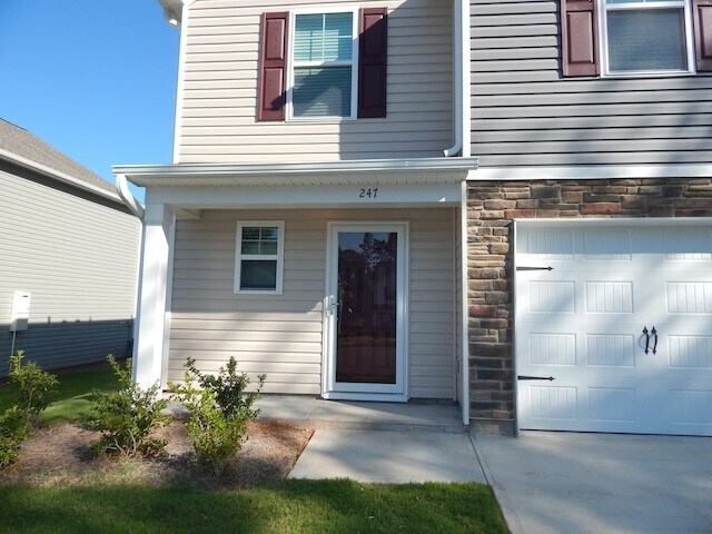 247 Wimbledon Wy in Seneca, SC - Foto de edificio