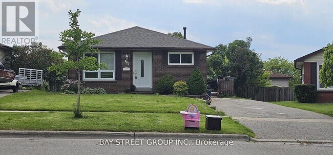 882 Southdown Dr in Oshawa, ON - Building Photo - Building Photo