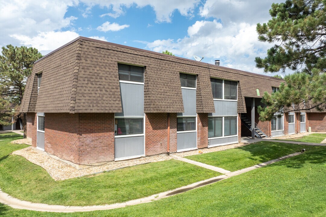 Meadows at Town Center - Newly renovated in Thornton, CO - Foto de edificio