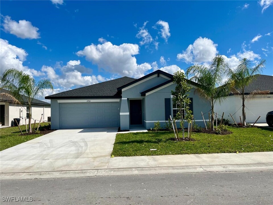 17700 Paradiso Wy in North Fort Myers, FL - Foto de edificio