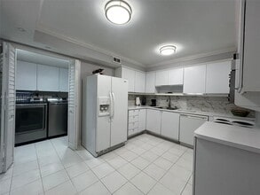 16300 Golf Club Rd in Weston, FL - Building Photo - Building Photo