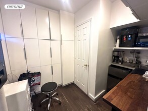 324 W 47th St in New York, NY - Building Photo - Building Photo