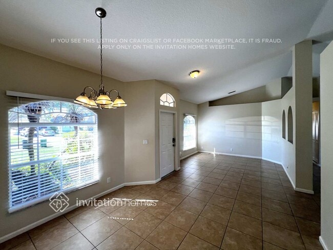 2133 SW Pruitt St in Port St. Lucie, FL - Foto de edificio - Building Photo