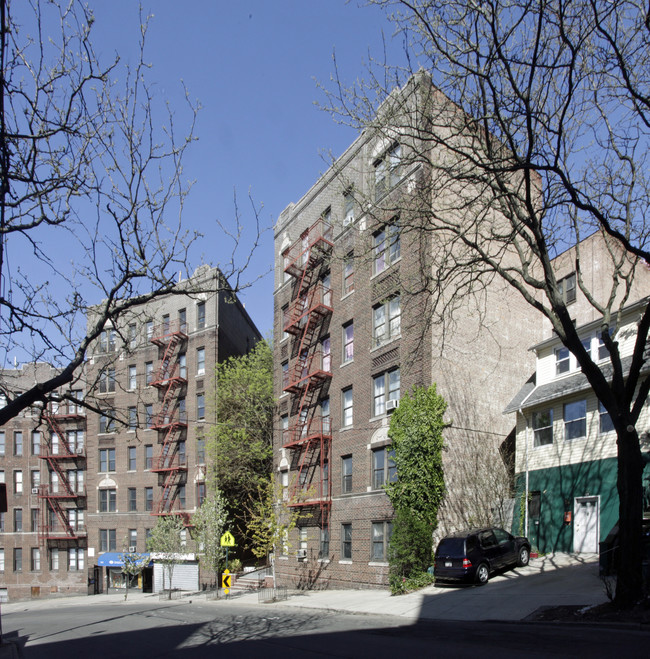 135 W 238th St in Bronx, NY - Foto de edificio - Building Photo