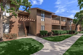 Fairway Village Apartment Homes in Buena Park, CA - Foto de edificio - Building Photo