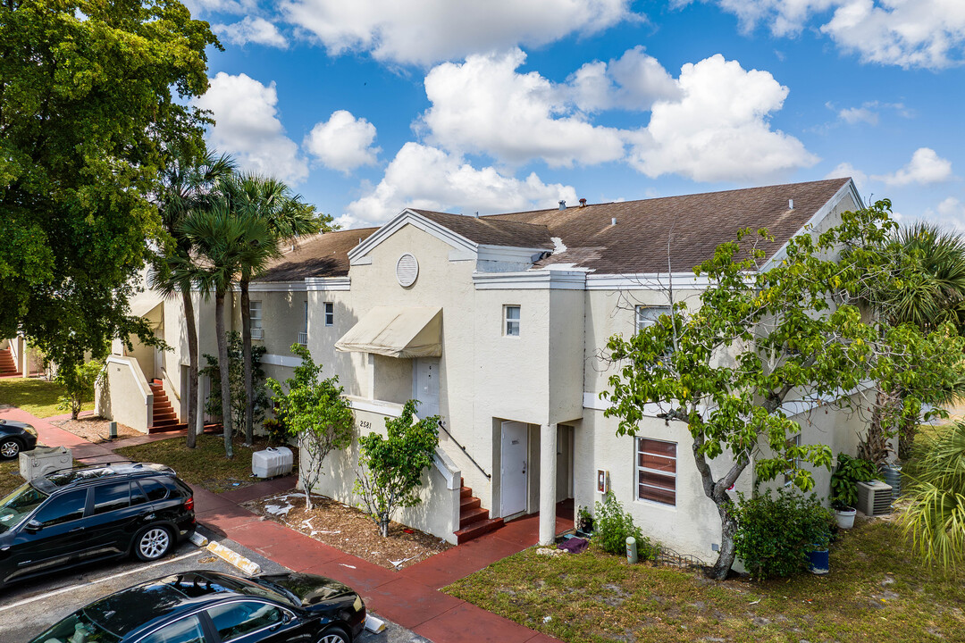 Circle's Edge in Lauderhill, FL - Foto de edificio