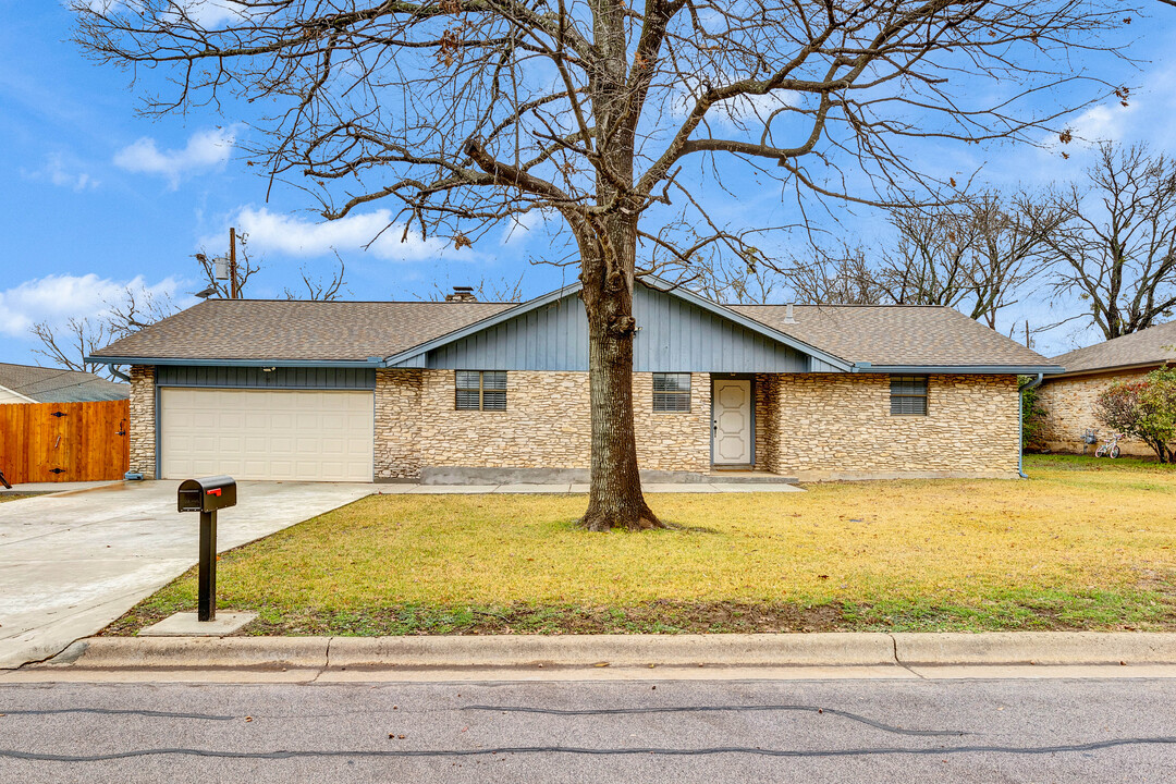 2011 Meadow Brook Dr in Round Rock, TX - Building Photo