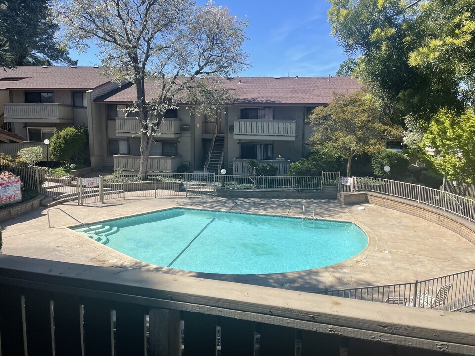 100 Kinross Dr, Unit Unit 20 in Walnut Creek, CA - Building Photo
