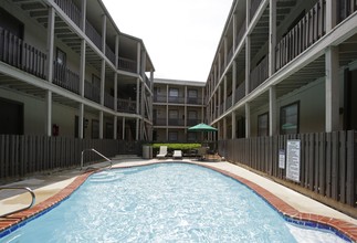 Covington Square Apartments in Metairie, LA - Building Photo - Building Photo