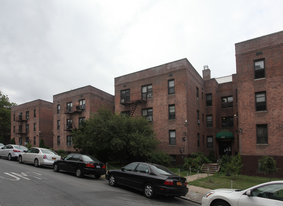 63-70 Austin Street in Rego Park, NY - Building Photo