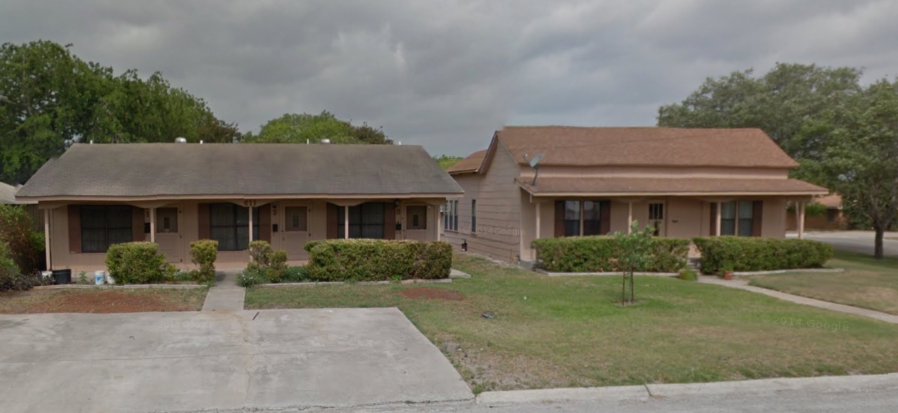 411-417 N Esplanade St in Karnes City, TX - Building Photo