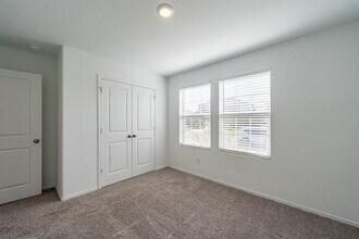 106 Sebring Cir in Hutto, TX - Foto de edificio - Building Photo