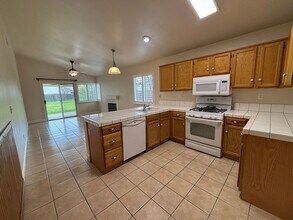 5321 Lake Pleasant Dr in Elk Grove, CA - Building Photo - Building Photo