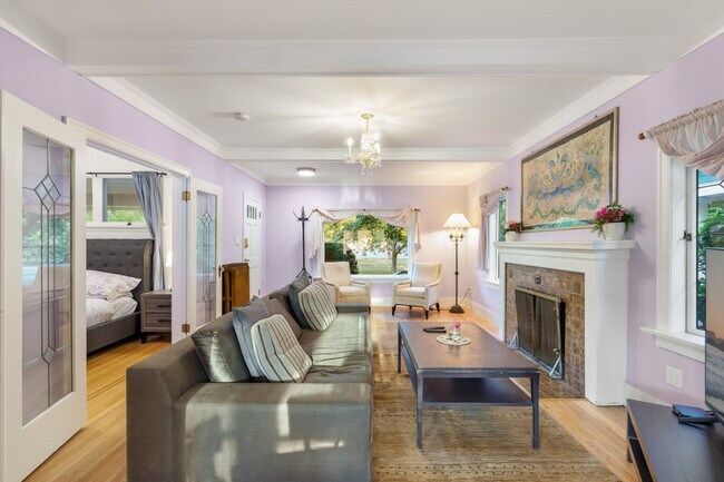 2029 Collingwood St in Vancouver, BC - Building Photo - Building Photo